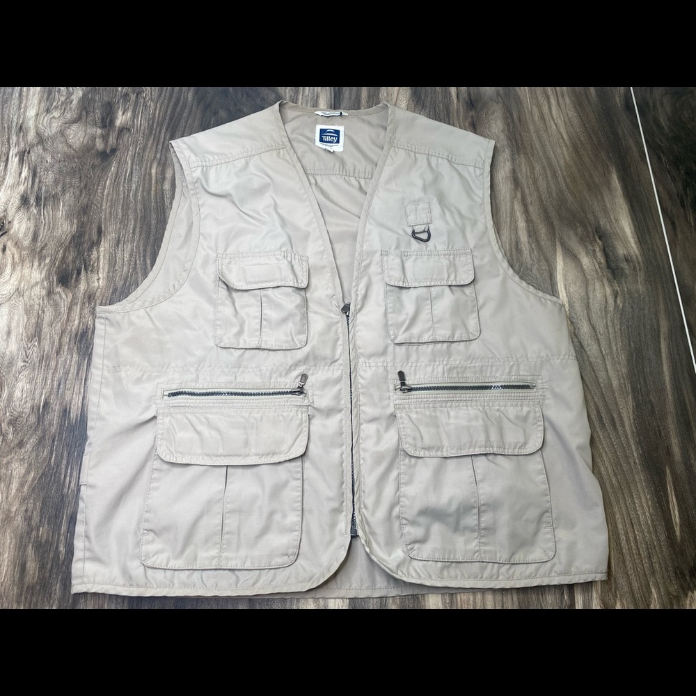 Tilley tan hunting fishing vest with pockets made in Canada XL
